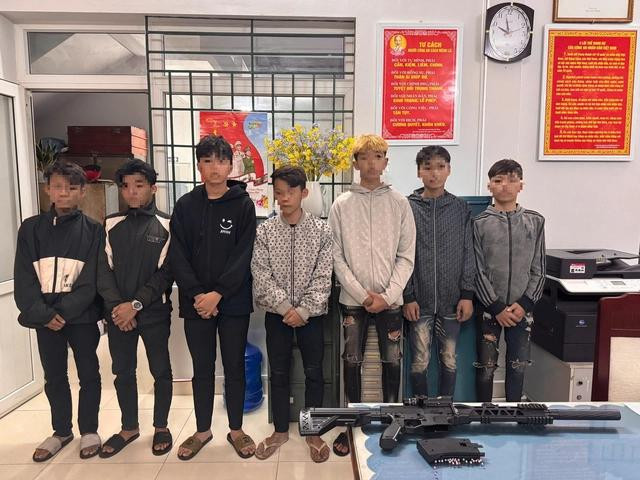 Nhóm thanh niên và khẩu súng đạn nhựa