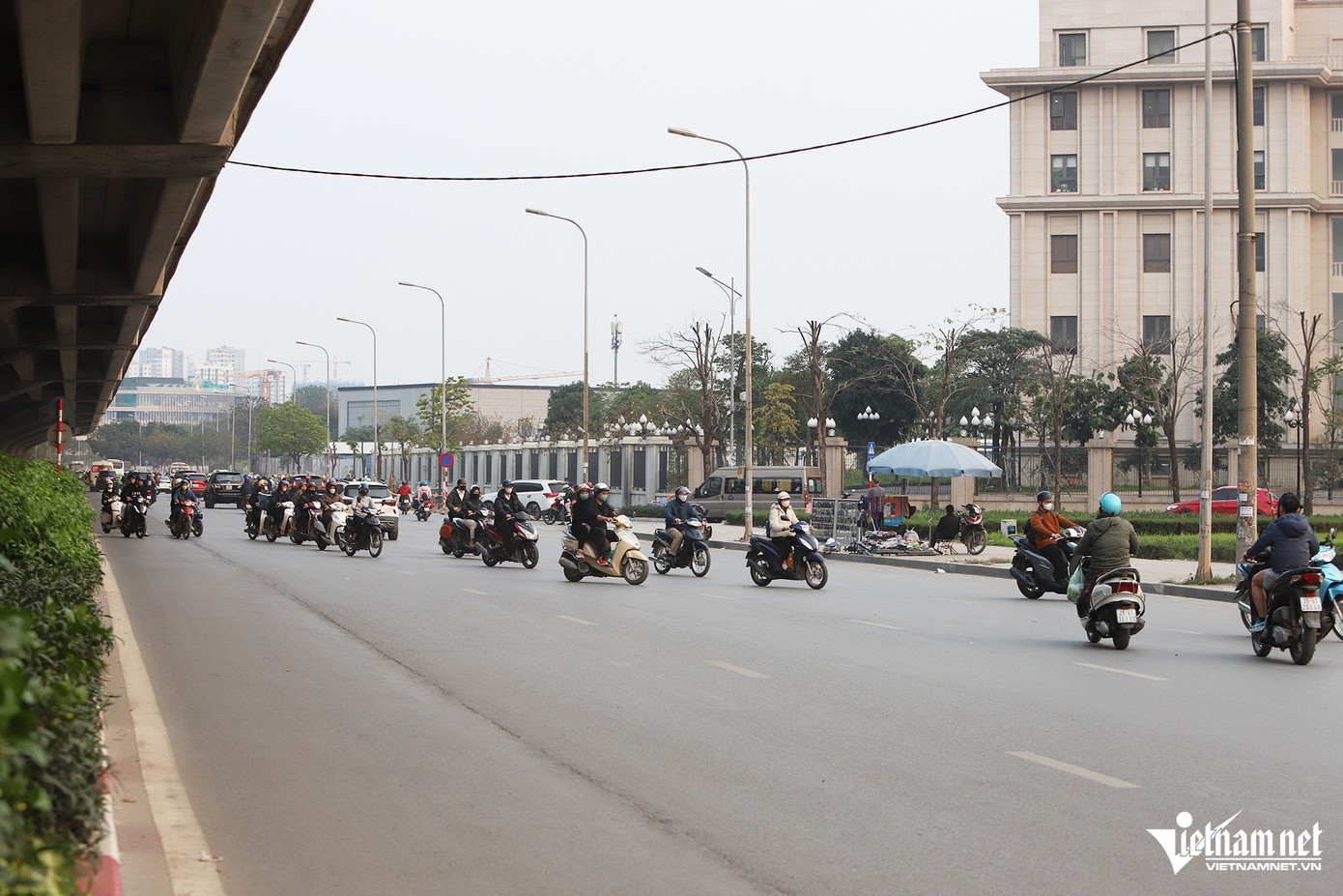 Ghi nhận vào chiều 2/4, mỗi nhịp đèn xanh đỏ trôi qua có hàng chục xe máy đi ngược chiều tại đây. Họ đi thành đoàn "chiếm" một làn đường, gây cản trở giao thông, tiềm ẩn nguy cơ xảy ra tai nạn.