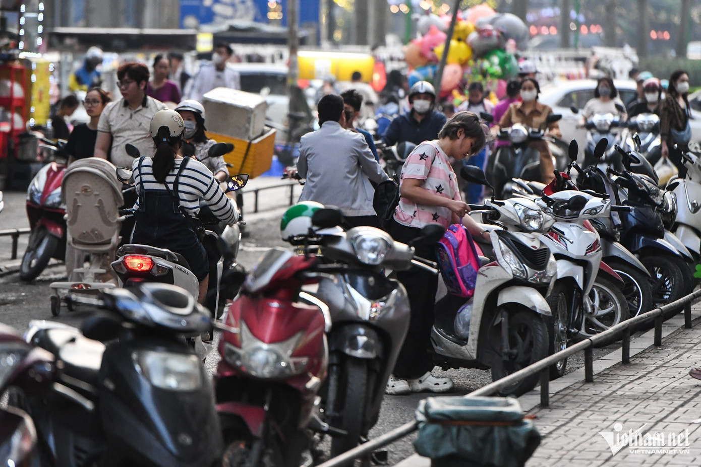 Vào giờ tan tầm, các lối vào khu chung cư quanh khu vực thường xuyên ken đặc xe cộ.