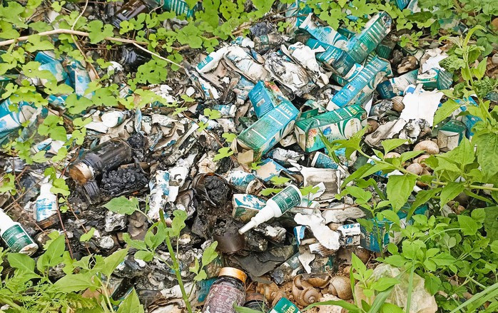 Nhiều sản phẩm mang tên "Hải Sen" vứt thành đống, đã bị đốt nham nhở vứt ven hồ gần nhà "TikToker Hải Sen", người vừa bị công an bắt tạm giam