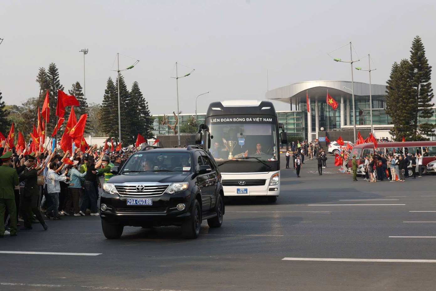 Tuyển Việt Nam ca khúc khải hoàn, người hâm mộ hân hoan chào đón ảnh 19
