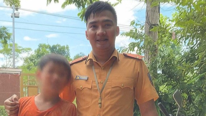 Thượng úy Tạ Quang Quyết liều mình cứu bé trai khỏi dòng nước lũ