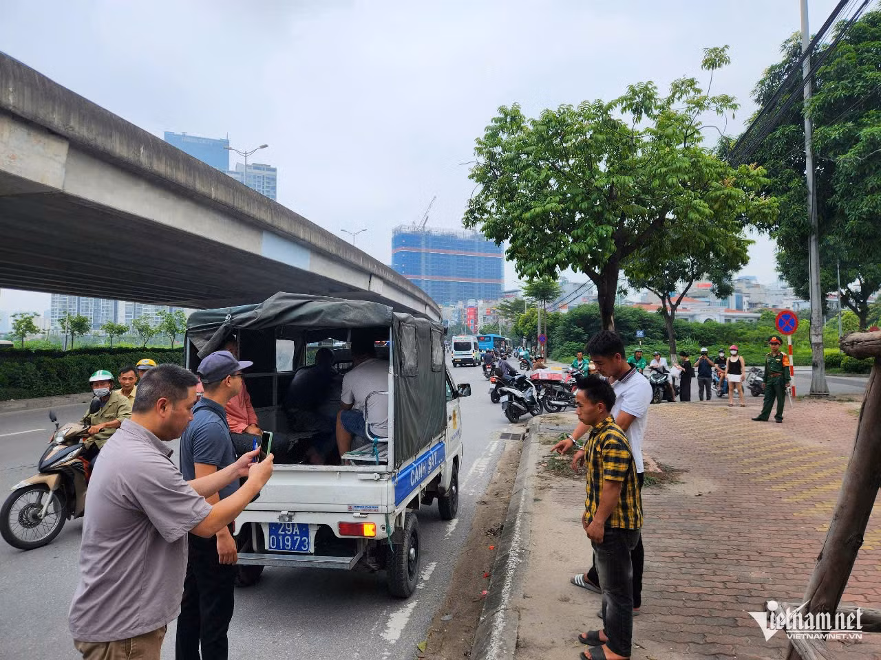 Anh Giàng Hồ (áo vàng) cùng các đối tượng có hành vi "chặt chém" thực nghiệm lại hiện trường. Anh Giàng Hồ (áo vàng) cùng các đối tượng có hành vi "chặt chém" thực nghiệm lại hiện trường.