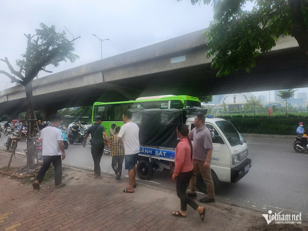 Anh Giàng Hồ (áo vàng) cùng các đối tượng có hành vi "chặt chém" thực nghiệm lại hiện trường.