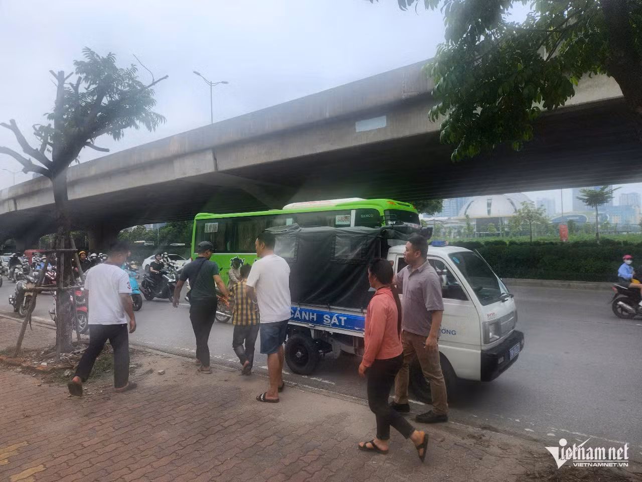 Anh Giàng Hồ (áo vàng) cùng các đối tượng có hành vi "chặt chém" thực nghiệm lại hiện trường. Anh Giàng Hồ (áo vàng) cùng các đối tượng có hành vi "chặt chém" thực nghiệm lại hiện trường.