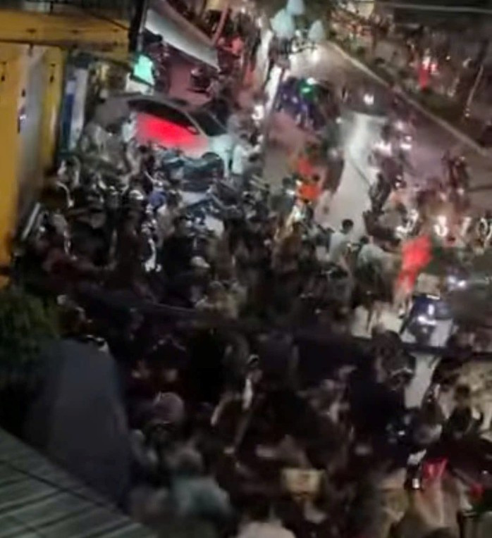 Hàng trăm "quái xế" tụ tập trên đường Hồ Sen