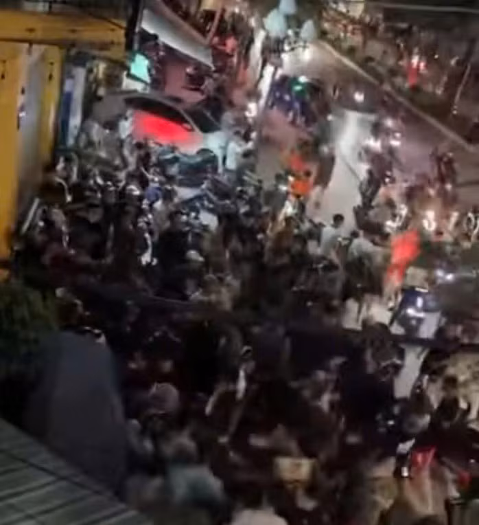 Hàng trăm "quái xế" tụ tập trên đường Hồ Sen