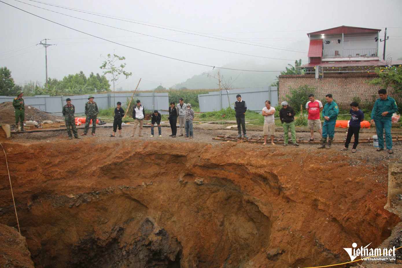 Hố tử thần lan rộng ở Bắc Kạn do đá vôi bị hòa tan, trần hang ngầm sụp đổ. Hố tử thần lan rộng ở Bắc Kạn do đá vôi bị hòa tan, trần hang ngầm sụp đổ.