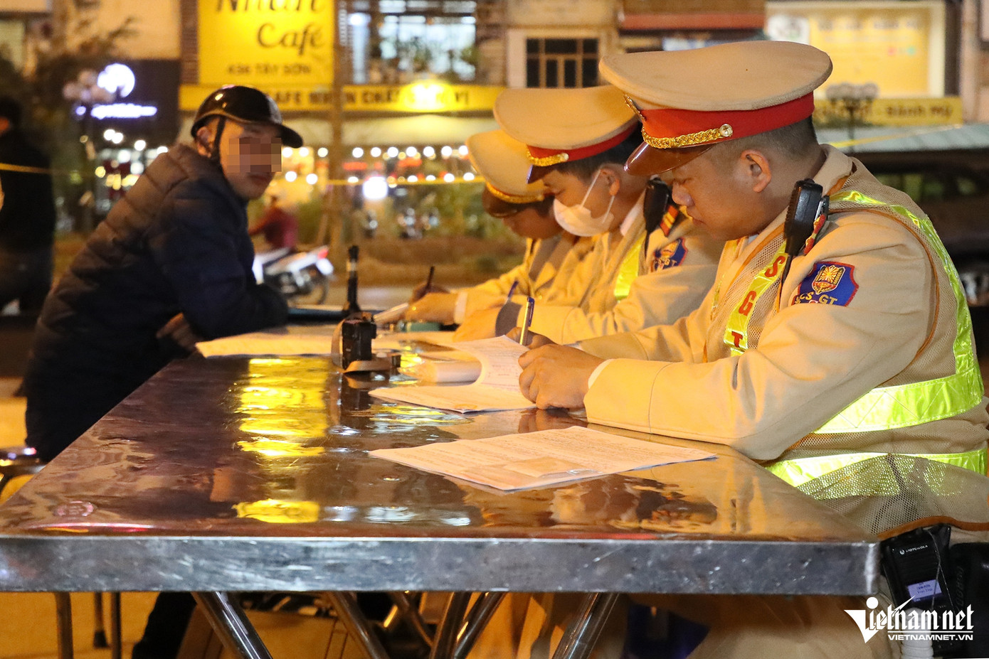 Trình bày với CSGT, tài xế Đ. cho biết, bản thân vừa ăn tất niên với anh em trong công ty và có uống rượu. Tài xế Đ. cũng cho rằng, ngày cận Tết không thể tránh được việc uống rượu, bia. Tổ CSGT đã lập biên bản với nam tài xế này, với lỗi vi phạm nồng độ cồn "kịch khung", nam tài xế bị xử phạt 9 triệu đồng và tước giấy phép lái xe 23 tháng. Trình bày với CSGT, tài xế Đ. cho biết, bản thân vừa ăn tất niên với anh em trong công ty và có uống rượu. Tài xế Đ. cũng cho rằng, ngày cận Tết không thể tránh được việc uống rượu, bia. Tổ CSGT đã lập biên bản với nam tài xế này, với lỗi vi phạm nồng độ cồn "kịch khung", nam tài xế bị xử phạt 9 triệu đồng và tước giấy phép lái xe 23 tháng.