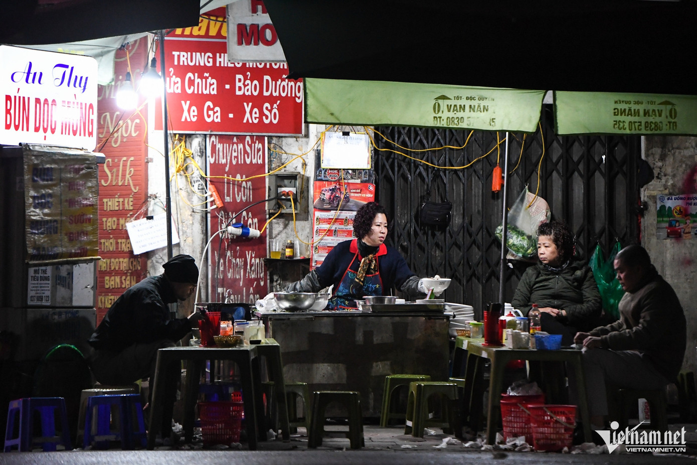 Trời lạnh, rất nhiều quán ăn đêm quanh khu vực phố cổ vắng thực khách hơn mọi ngày. Trời lạnh, rất nhiều quán ăn đêm quanh khu vực phố cổ vắng thực khách hơn mọi ngày.