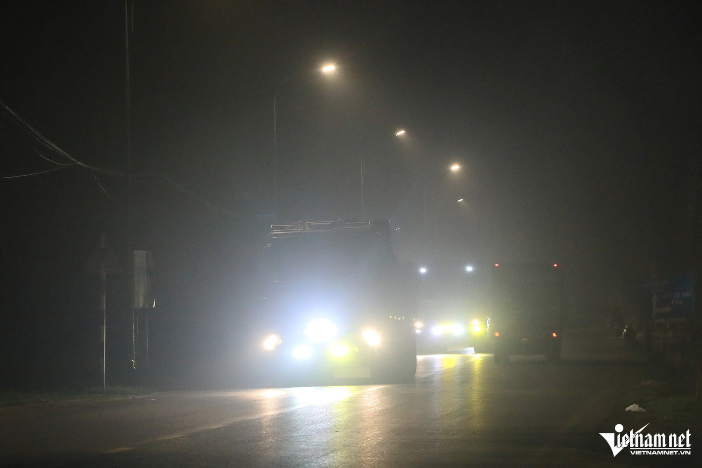 Với các tuyến đường không có dải phân cách giữa, khi gặp ô tô tải lắp đèn siêu sáng, các tài xế đi ngược chiều như "mù tạm thời". Tại thời điểm 22h15, trên đường tỉnh lộ 427B (đoạn qua xã Thanh Thùy, huyện Thanh Oai), có hàng đoàn xe tải dùng đèn siêu sáng khi lưu thông. Với các tuyến đường không có dải phân cách giữa, khi gặp ô tô tải lắp đèn siêu sáng, các tài xế đi ngược chiều như "mù tạm thời". Tại thời điểm 22h15, trên đường tỉnh lộ 427B (đoạn qua xã Thanh Thùy, huyện Thanh Oai), có hàng đoàn xe tải dùng đèn siêu sáng khi lưu thông.