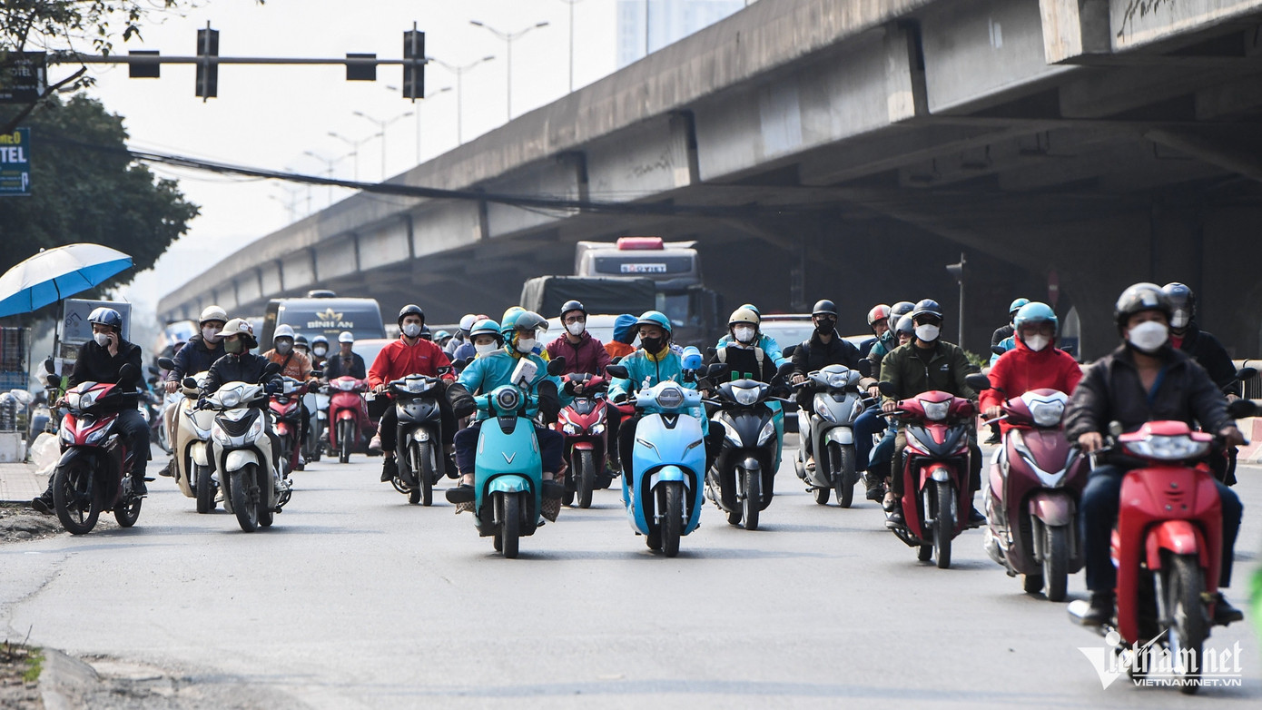 Do lưu lượng người qua lại khu vực phía Nam rất đông nên những tuyến đường lớn quanh khu vực phường thường xuyên bị ùn tắc bất cứ khung giờ nào trong ngày.