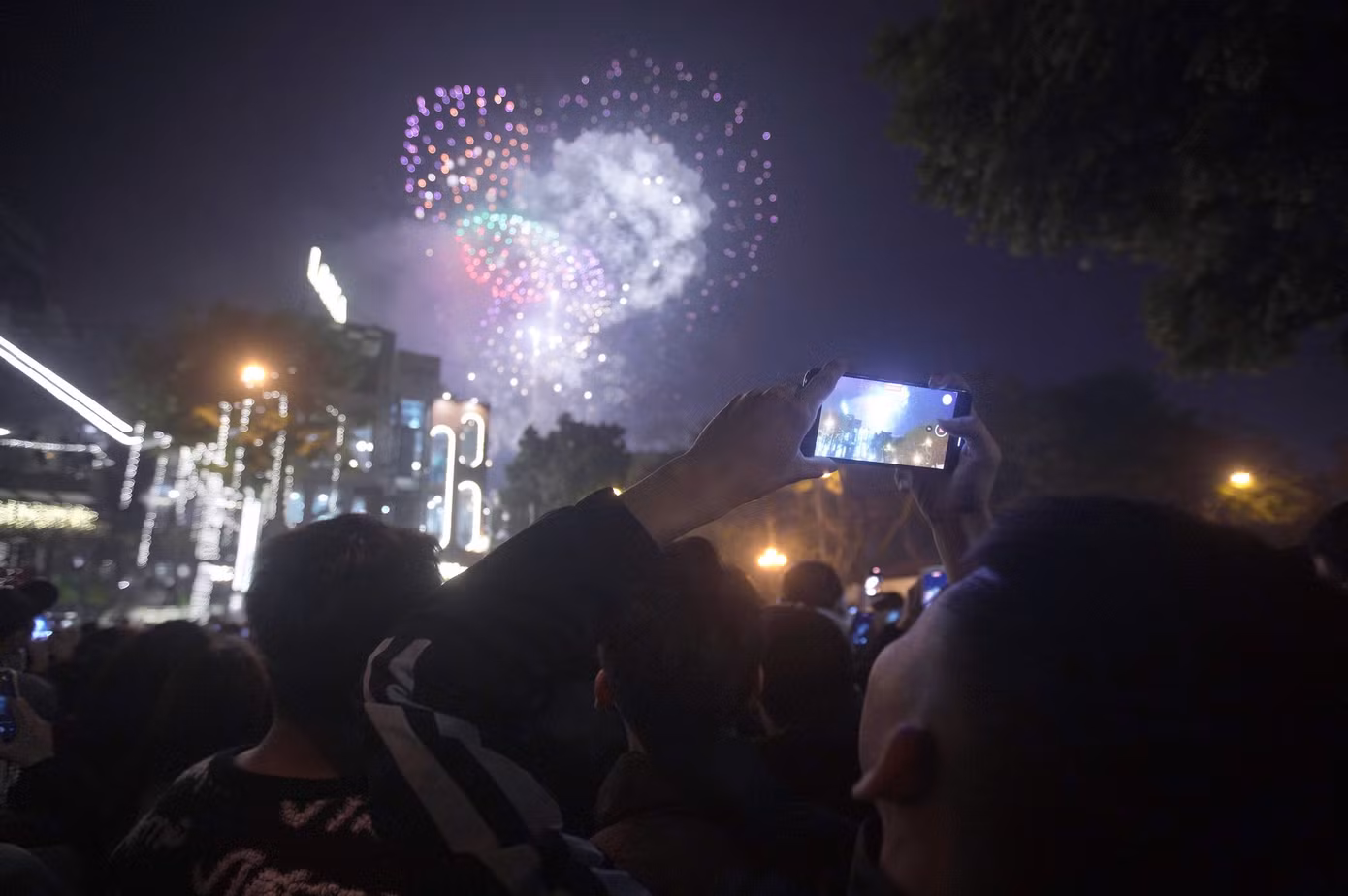 Pháo hoa tại hồ Văn Quán