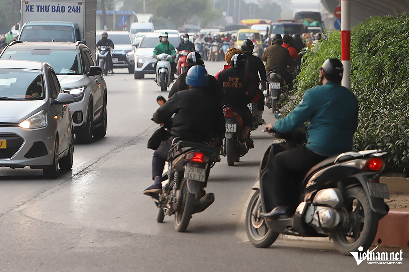Ghi nhận vào chiều 2/4, mỗi nhịp đèn xanh đỏ trôi qua có hàng chục xe máy đi ngược chiều tại đây. Họ đi thành đoàn "chiếm" một làn đường, gây cản trở giao thông, tiềm ẩn nguy cơ xảy ra tai nạn.