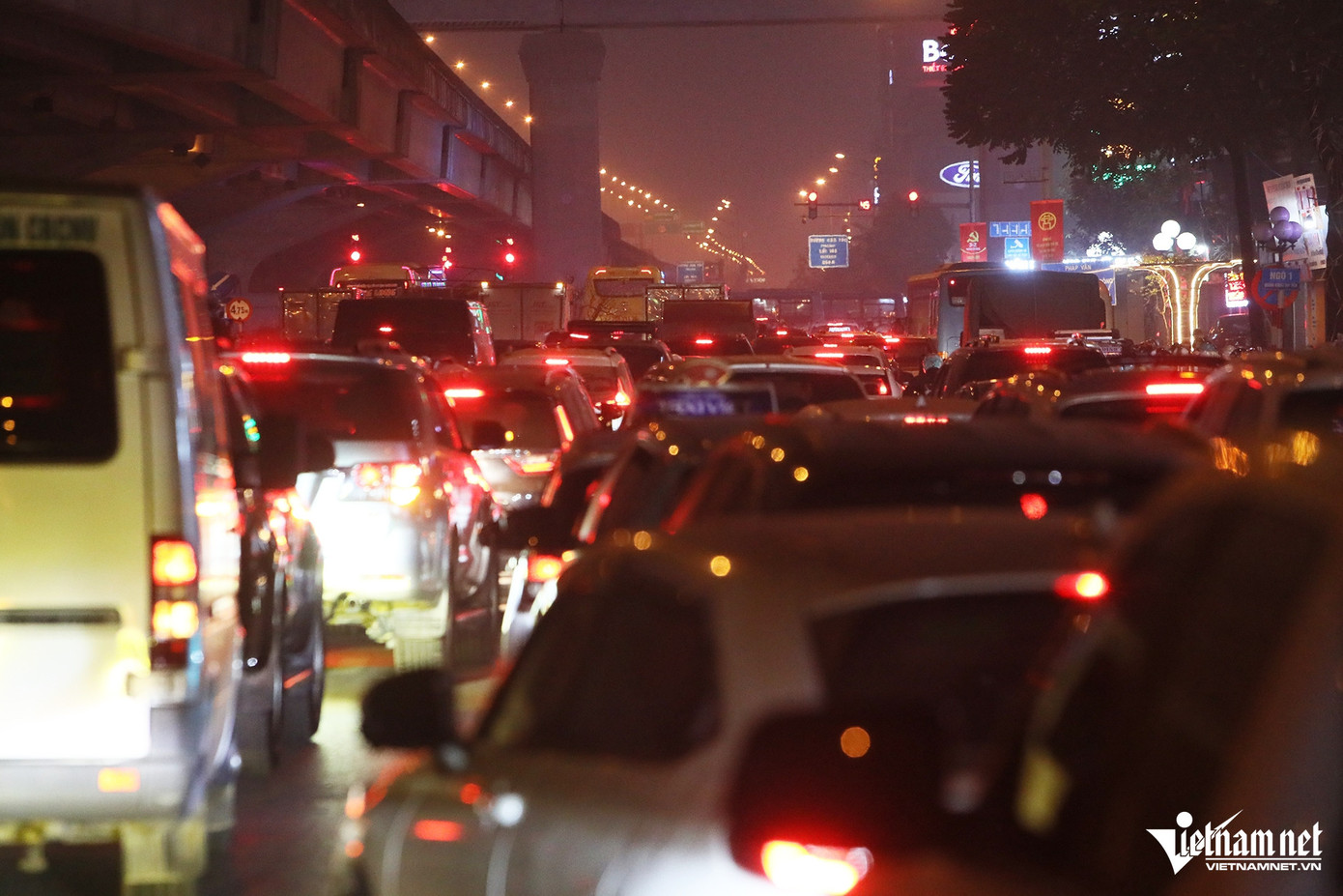 Đến khuya, tình trạng ô tô dàn hàng 3 - 4 "chiếm" hết lòng đường vẫn tái diễn ở đường Khuất Duy Tiến. Đến khuya, tình trạng ô tô dàn hàng 3 - 4 "chiếm" hết lòng đường vẫn tái diễn ở đường Khuất Duy Tiến.