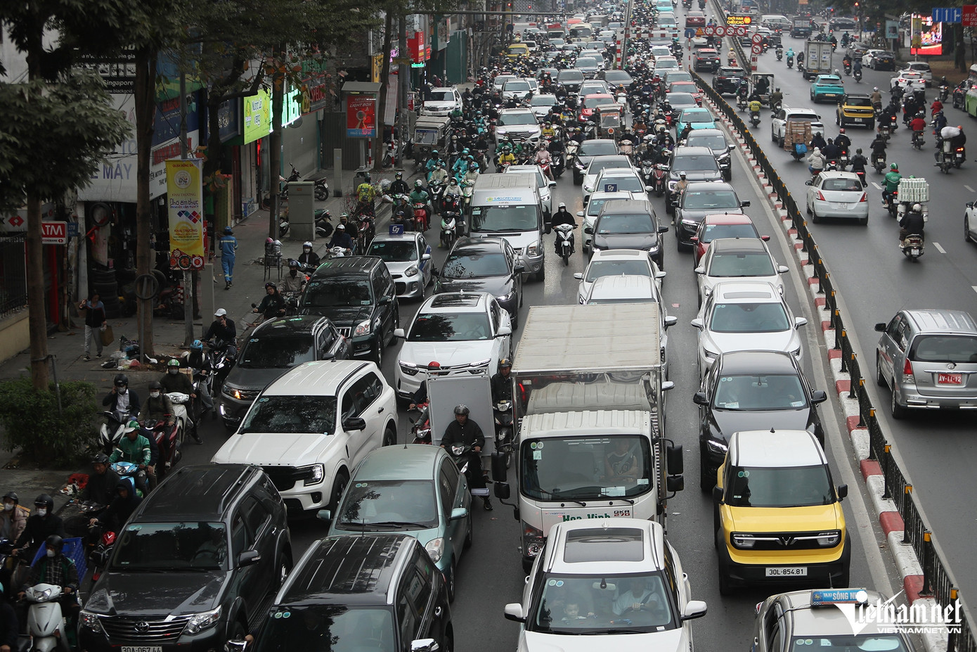 Đồng quan điểm, tài xế Ngô Quang Anh (trú tại Đống Đa, Hà Nội) đưa ra lập luận, nếu tuyến đường không có phân chia làn đường mà chỉ có vạch kẻ đường hỗn hợp thì họ điều khiển như vậy là đúng quy định. Đồng quan điểm, tài xế Ngô Quang Anh (trú tại Đống Đa, Hà Nội) đưa ra lập luận, nếu tuyến đường không có phân chia làn đường mà chỉ có vạch kẻ đường hỗn hợp thì họ điều khiển như vậy là đúng quy định.