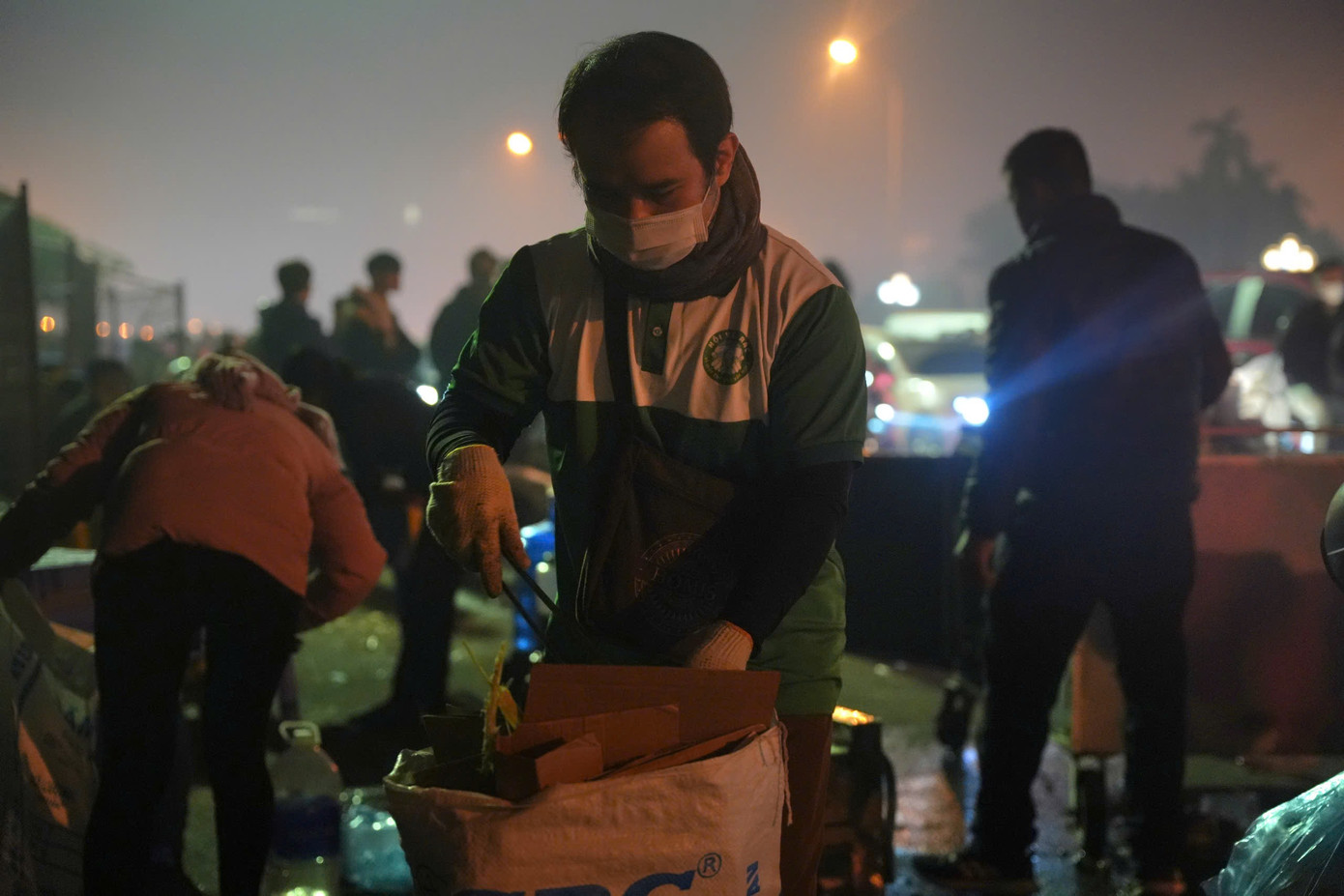 Các công nhân và tình nguyên viên dọn rác tại điểm bắn Sân vận động Mỹ Đình. Các công nhân và tình nguyên viên dọn rác tại điểm bắn Sân vận động Mỹ Đình.