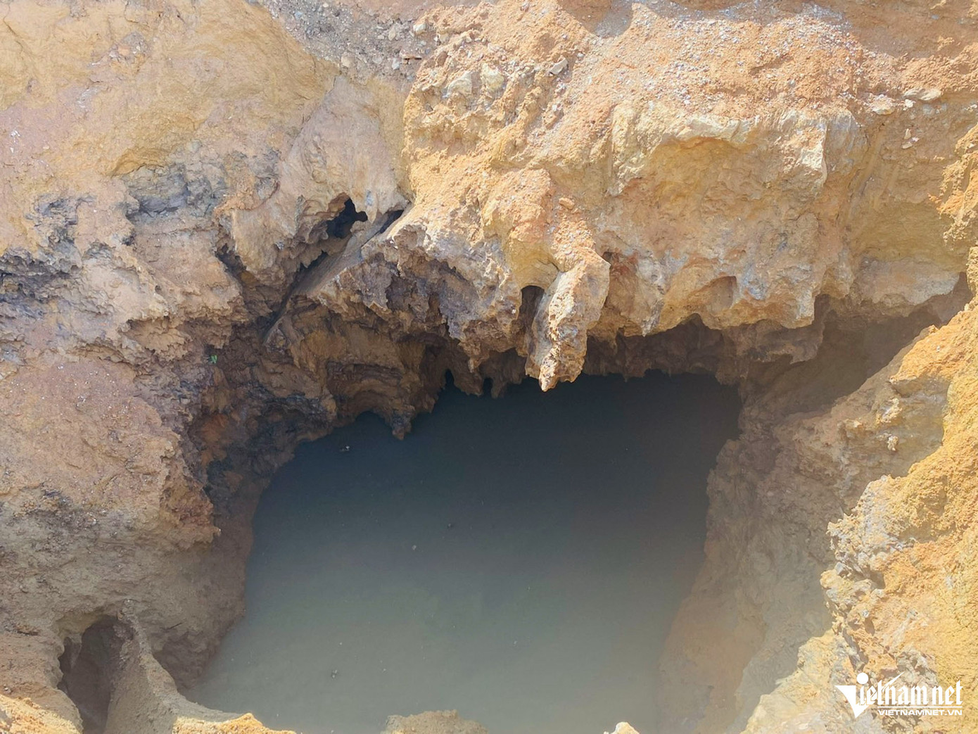 Cấu trúc ngầm karst phức tạp, tiềm ẩn nguy cơ tiếp tục sụt lún.