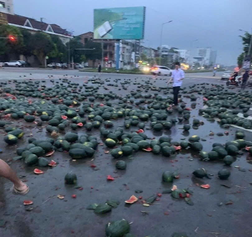 Hàng tấn dưa hấu vương vãi ra đường sau tai nạn. Ảnh: CTV Hàng tấn dưa hấu vương vãi ra đường sau tai nạn. Ảnh: CTV