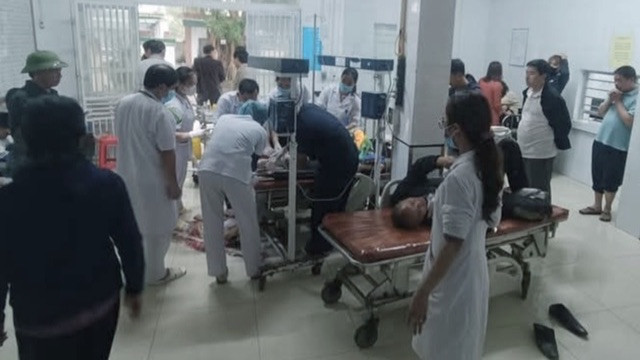 Các y bác sĩ đang khẩn trương cứu chữa cho giáo viên, học sinh. Ảnh: Báo Sức khoẻ &amp; Đời sống