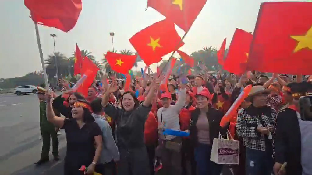 Tuyển Việt Nam ca khúc khải hoàn, người hâm mộ hân hoan chào đón ảnh 8