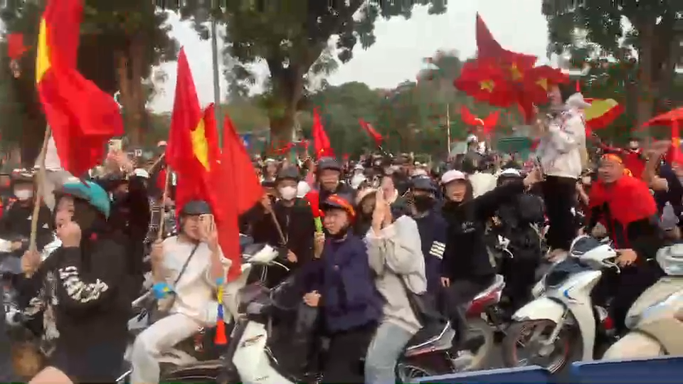Tuyển Việt Nam ca khúc khải hoàn, người hâm mộ hân hoan chào đón ảnh 47