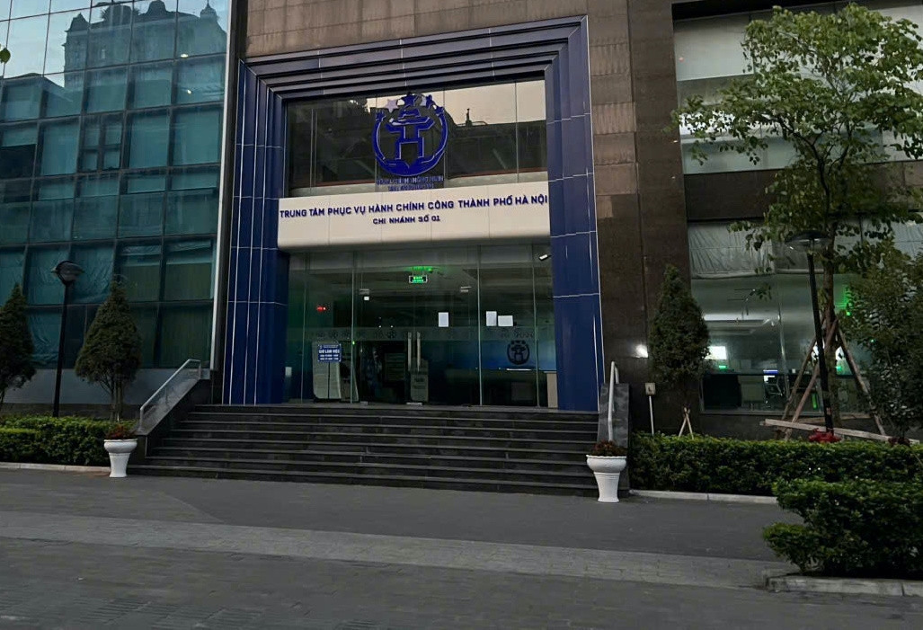 Từ xếp hàng dài lúc 6h sáng, nay chỉ 1 người chờ ở Trung tâm hành chính công Hà Nội ảnh 4