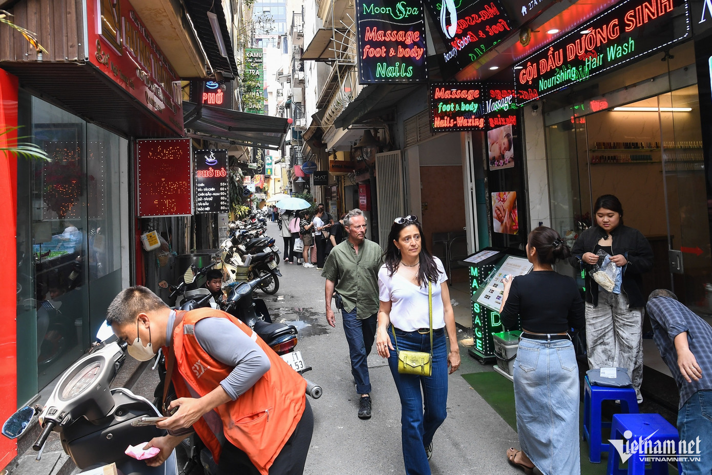 Hàng loạt mô hình kinh doanh mọc lên từ những con ngõ nhỏ nhất. Trên địa bàn phường hiện có trên 44 khách sạn, 8 chi nhánh ngân hàng.