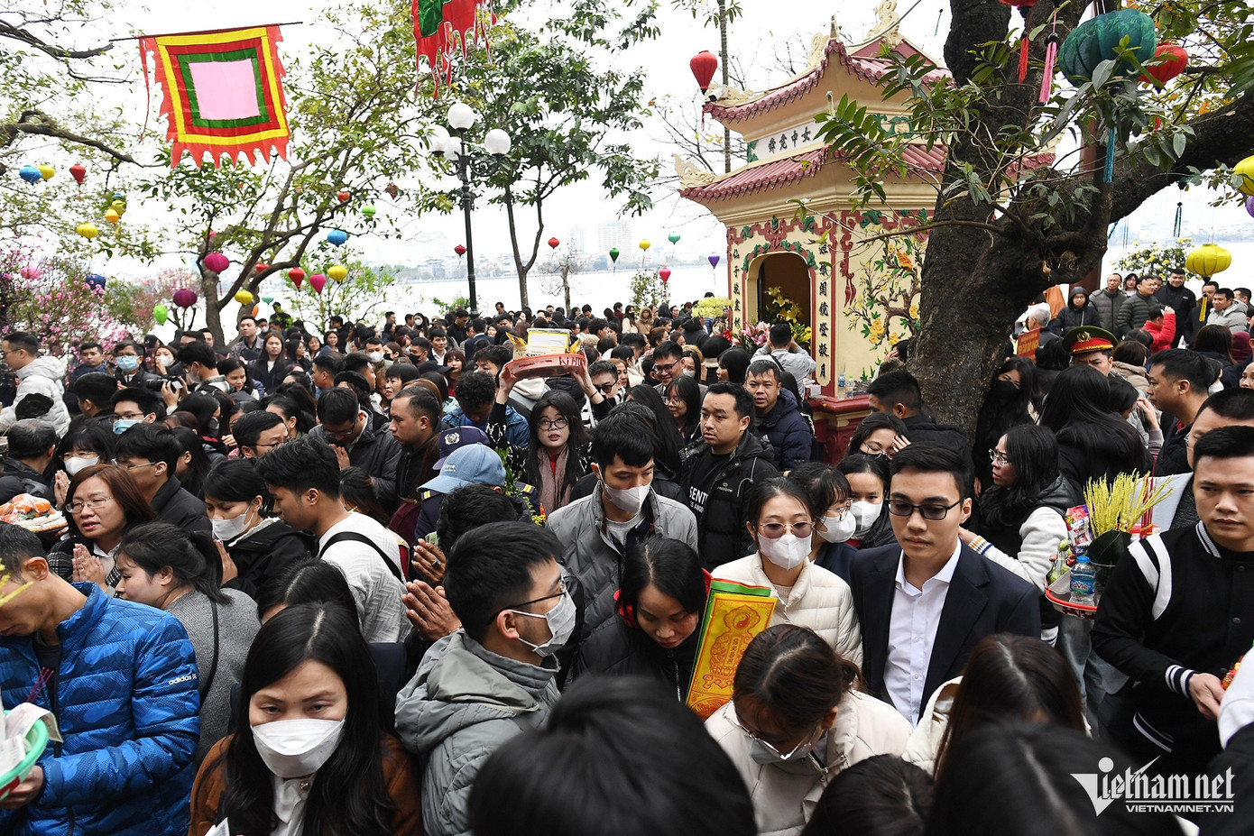 Theo một tiểu thương bán hàng ở lối vào, cảnh tượng này thường chỉ xuất hiện trong ngày mùng 1 Tết, các ngày sau đó cũng đông nhưng không quá tải. Trong ngày đầu đi làm của năm mới, do nhiều người mới từ quê trở lại thành phố làm việc, phủ mới xuất hiện hình ảnh ken đặc khách.