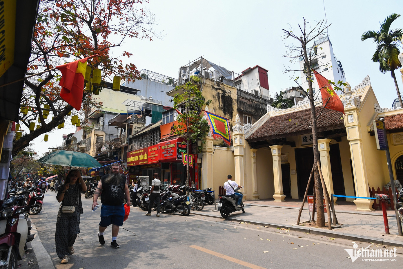 Trên mảnh đất này còn có nhiều di tích lịch sử ghi lại truyền thống vẻ vang của dân tộc và gắn liền với truyền thống văn hiến Thăng Long - Hà Nội như: Di tích quốc gia Đình Trung Yên, Đình Kim Ngân, gắn với ngành nghề truyền thống kinh doanh chế tác vàng bạc lâu đời...