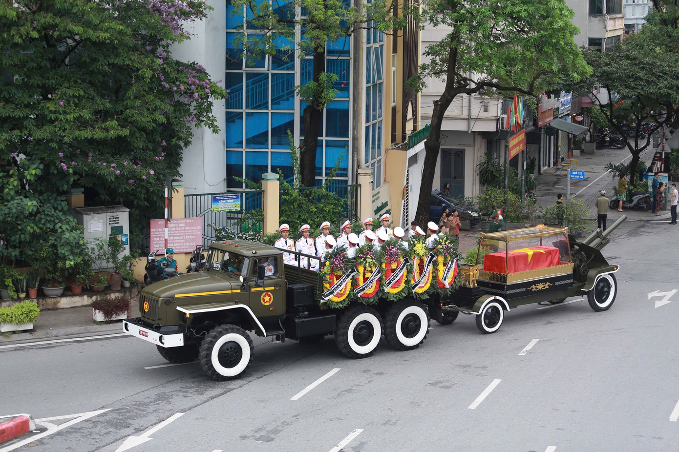 Đưa linh cữu nguyên Chủ tịch nước Trần Đức Lương rời Hà Nội về Quảng Ngãi ảnh 45