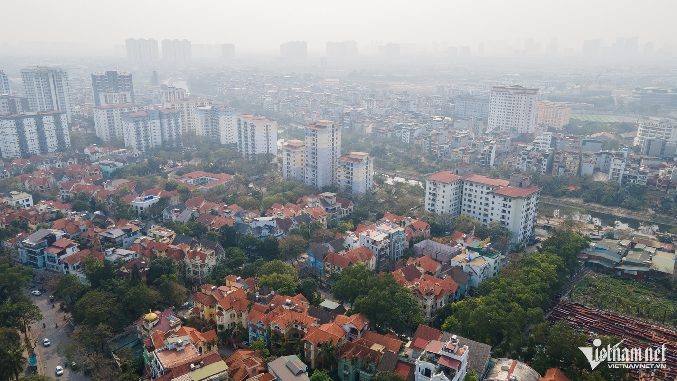 Dân cư đổ về đông đúc khiến Hoàng Liệt trở thành phường đông dân nhất Hà Nội. Toàn phường có gần 100 tòa chung cư cao tầng, tập trung nhiều nhất ở khu vực bán đảo Linh Đàm.