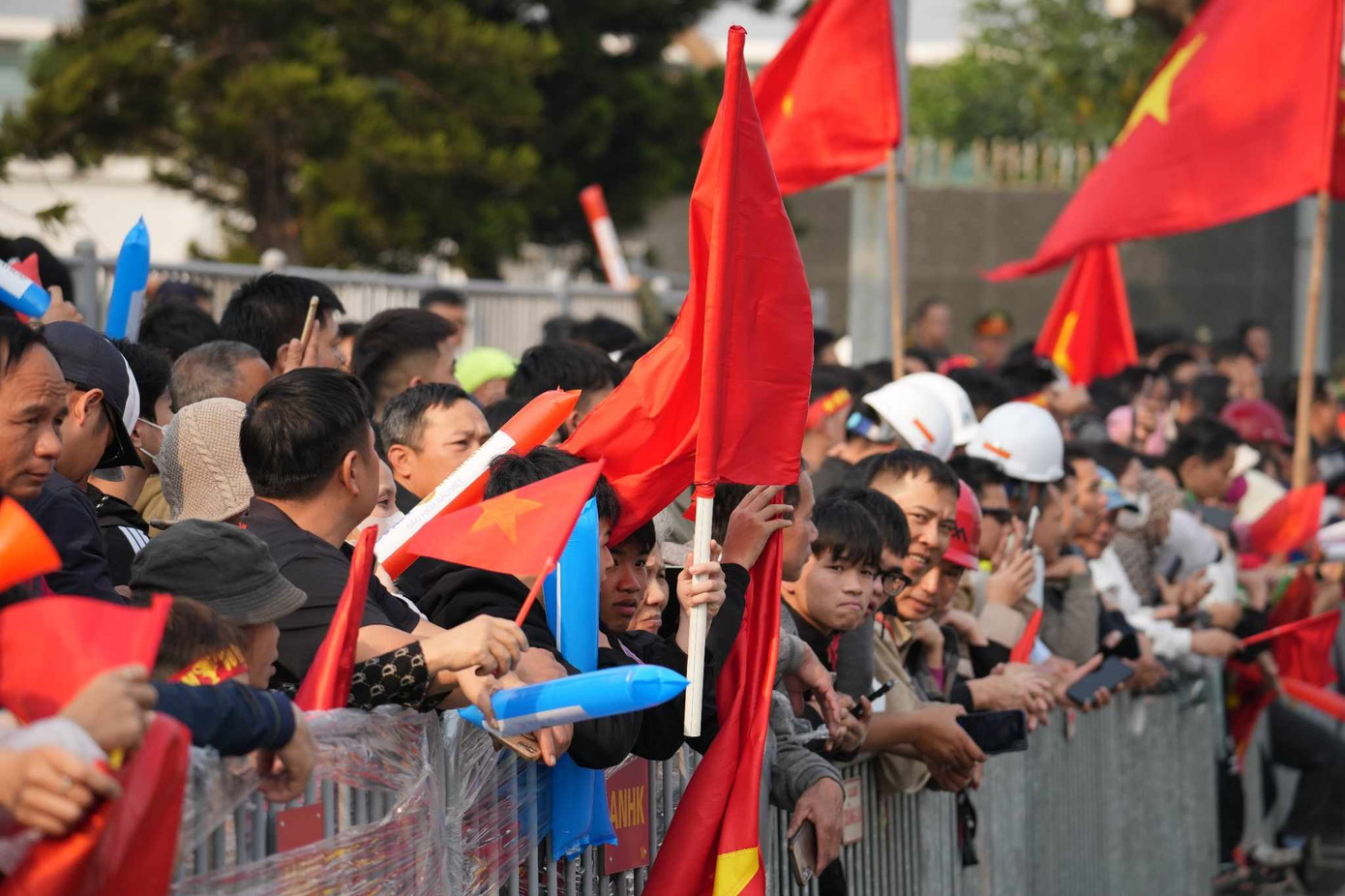 Tuyển Việt Nam ca khúc khải hoàn, người hâm mộ hân hoan chào đón ảnh 24