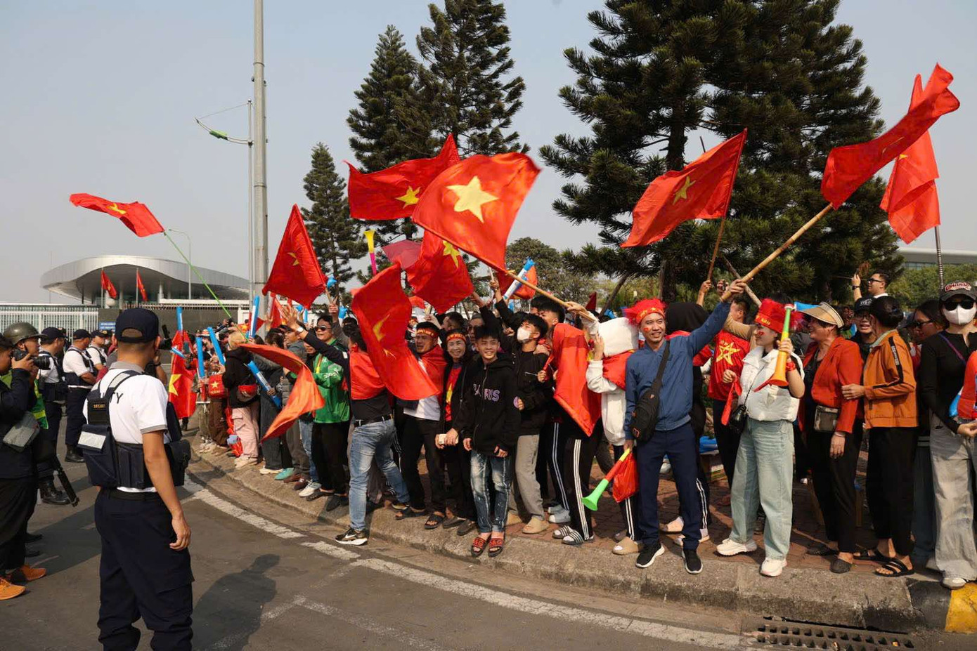 Tuyển Việt Nam ca khúc khải hoàn, người hâm mộ hân hoan chào đón ảnh 7