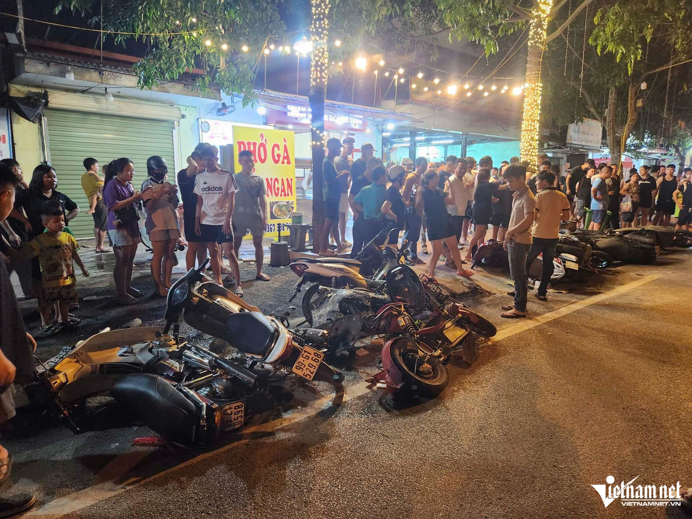 Vụ tai nạn khiến hàng loạt xe bị hư hỏng và 2 người bị thương.