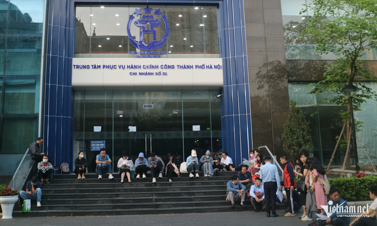 Từ xếp hàng dài lúc 6h sáng, nay chỉ 1 người chờ ở Trung tâm hành chính công Hà Nội ảnh 3 Từ xếp hàng dài lúc 6h sáng, nay chỉ 1 người chờ ở Trung tâm hành chính công Hà Nội ảnh 3