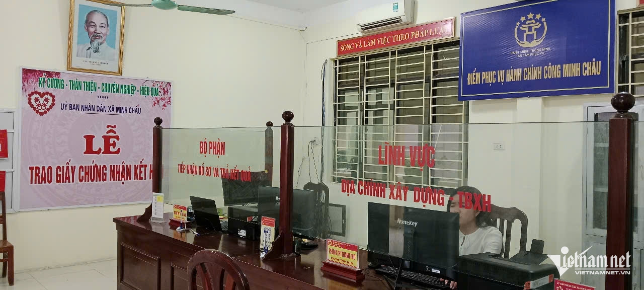 7h sáng, cán bộ bộ phận một cửa xã Minh Châu đã sẵn sàng phục vụ người dân. Ảnh: Trần Thu