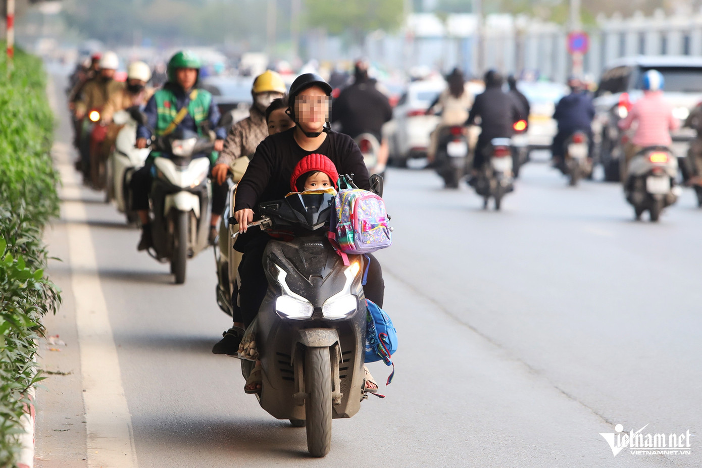 Vào giờ cao điểm buổi chiều, trên đường Nghiêm Xuân Yêm (đoạn từ đối diện ngõ 168 Kim Giang đến nút giao Phạm Tu - Nguyễn Xiển) thường xuyên có tình trạng người điều khiển xe máy bất chấp nguy hiểm đi ngược chiều.