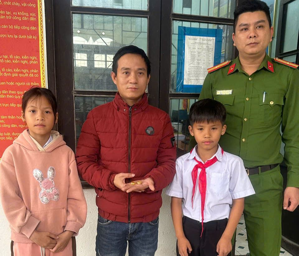 Hai học sinh lớp 4 Lê Thanh Tình và Trần Thị Linh Đan nhặt được 1 cây vàng, giao nộp cho cơ quan Công an để trả lại cho người đánh rơi Hai học sinh lớp 4 Lê Thanh Tình và Trần Thị Linh Đan nhặt được 1 cây vàng, giao nộp cho cơ quan Công an để trả lại cho người đánh rơi