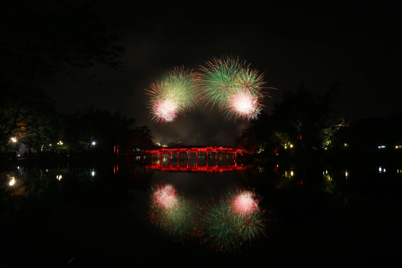 Pháo hoa rực sáng đón năm mới Ất Tỵ an lành, thịnh vượng ảnh 178 Pháo hoa rực sáng đón năm mới Ất Tỵ an lành, thịnh vượng ảnh 178