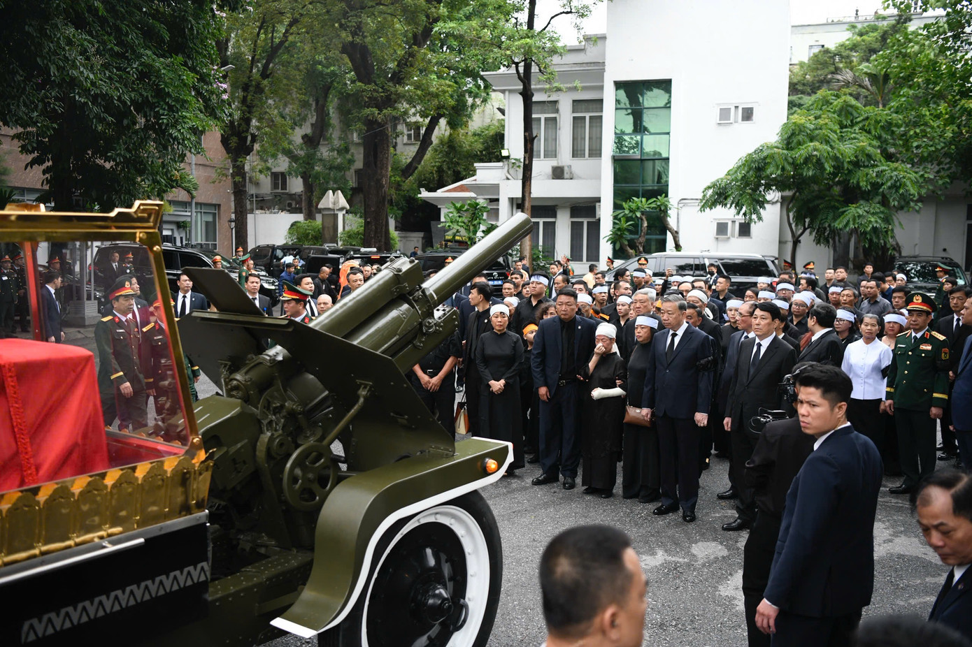 Đưa linh cữu nguyên Chủ tịch nước Trần Đức Lương rời Hà Nội về Quảng Ngãi ảnh 37