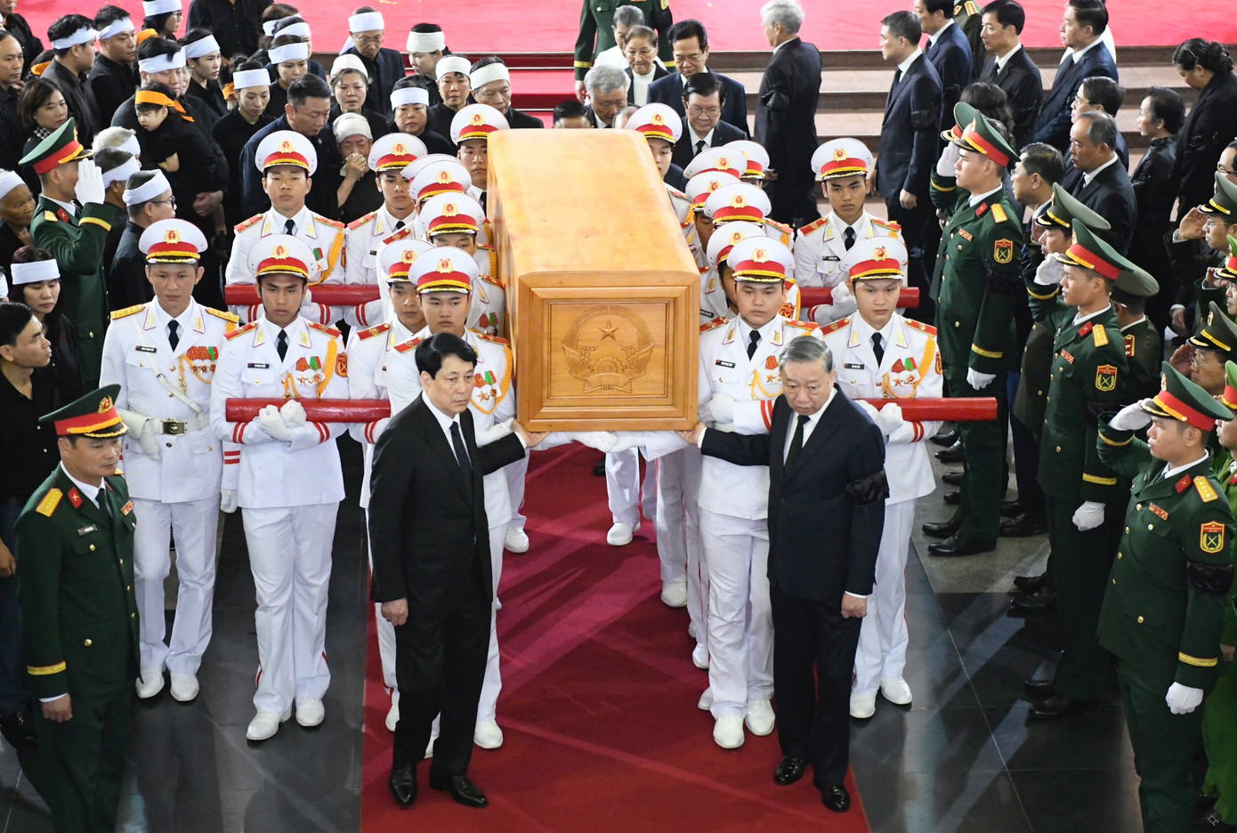 Đưa linh cữu nguyên Chủ tịch nước Trần Đức Lương rời Hà Nội về Quảng Ngãi ảnh 27