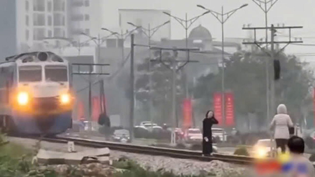 Hai phụ nữ chụp ảnh trên đường tàu gây phẫn nộ. Ảnh cắt từ clip Hai phụ nữ chụp ảnh trên đường tàu gây phẫn nộ. Ảnh cắt từ clip