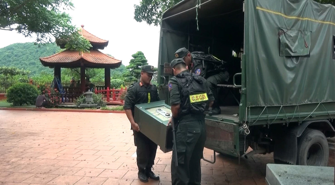 Cơ quan Công an khám xét và thu giữ nhiều tài liệu ở trang trại của Vi "ngộ". Ảnh: CACC Cơ quan Công an khám xét và thu giữ nhiều tài liệu ở trang trại của Vi "ngộ". Ảnh: CACC