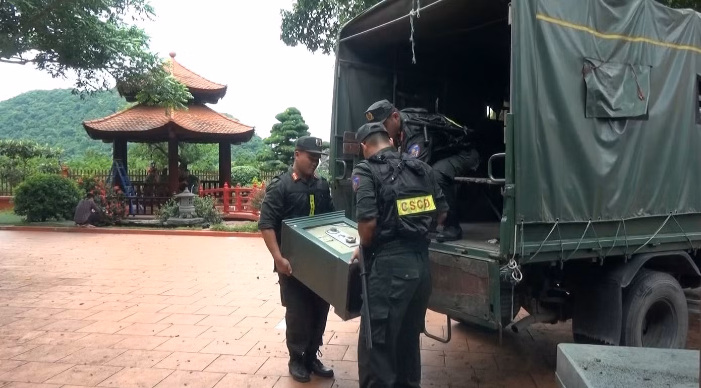 Cơ quan Công an khám xét và thu giữ nhiều tài liệu ở trang trại của Vi "ngộ". Ảnh: CACC