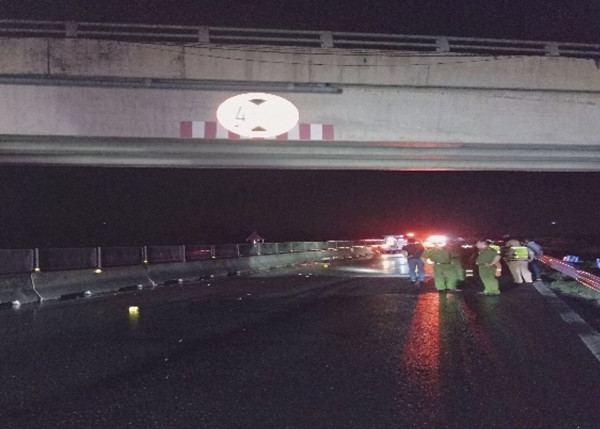 Cơ quan Công an tiến hành công tác khám nghiệm hiện trường. Ảnh Nhớ Phạm