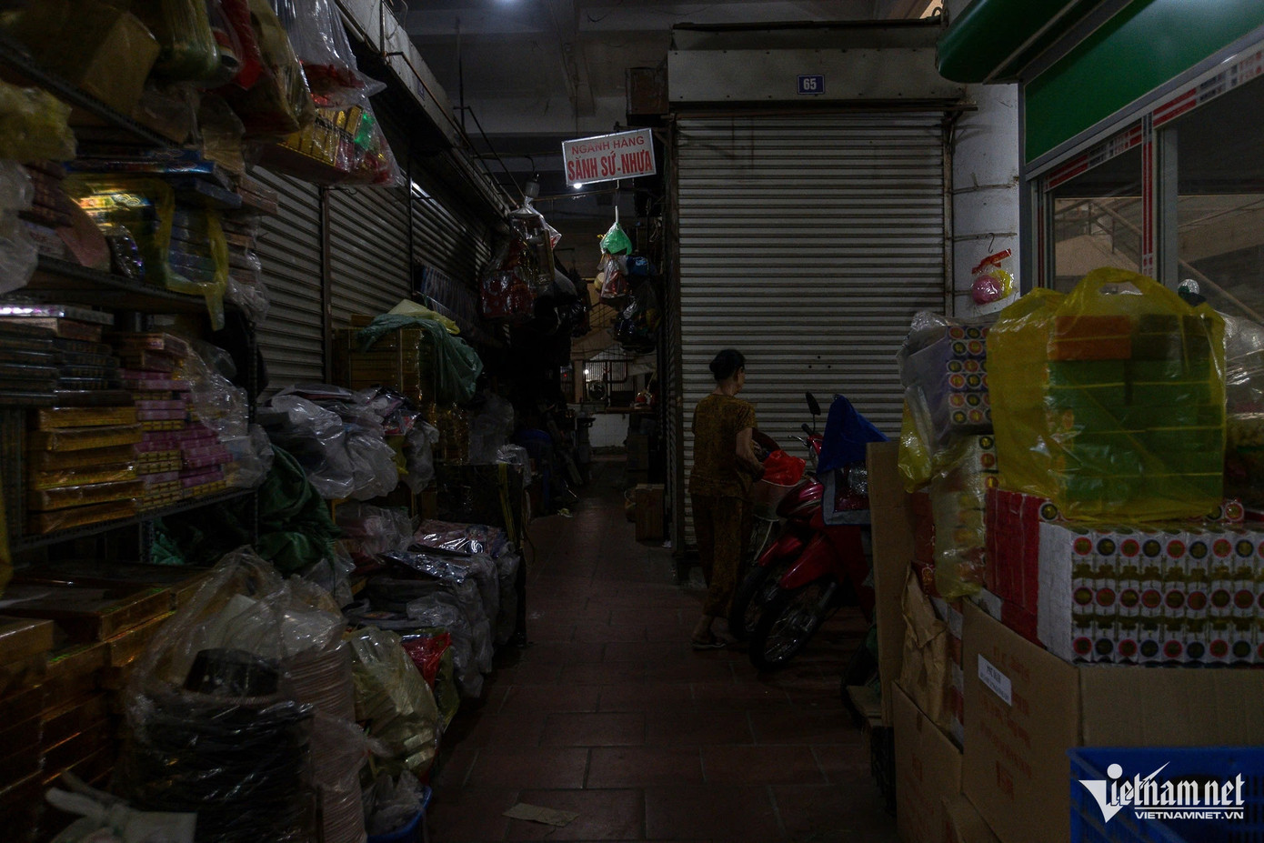 Nhiều ý kiến cho rằng, hiện tượng đóng cửa hàng loạt là do tiểu thương lo ngại bị kiểm tra tình trạng buôn lậu, gian lận thương mại hàng giả, hàng xâm phạm quyền sở hữu trí tuệ. Thời gian qua, dưới sự chỉ đạo của Bộ Công Thương, Cục Quản lý và Phát triển thị trường trong nước liên tiếp chỉ đạo lực lượng Quản lý thị trường tiến công vào những "tụ điểm" hàng giả, qua đó phát hiện và thu giữ hàng nghìn sản phẩm vi phạm. Nhiều ý kiến cho rằng, hiện tượng đóng cửa hàng loạt là do tiểu thương lo ngại bị kiểm tra tình trạng buôn lậu, gian lận thương mại hàng giả, hàng xâm phạm quyền sở hữu trí tuệ. Thời gian qua, dưới sự chỉ đạo của Bộ Công Thương, Cục Quản lý và Phát triển thị trường trong nước liên tiếp chỉ đạo lực lượng Quản lý thị trường tiến công vào những "tụ điểm" hàng giả, qua đó phát hiện và thu giữ hàng nghìn sản phẩm vi phạm.