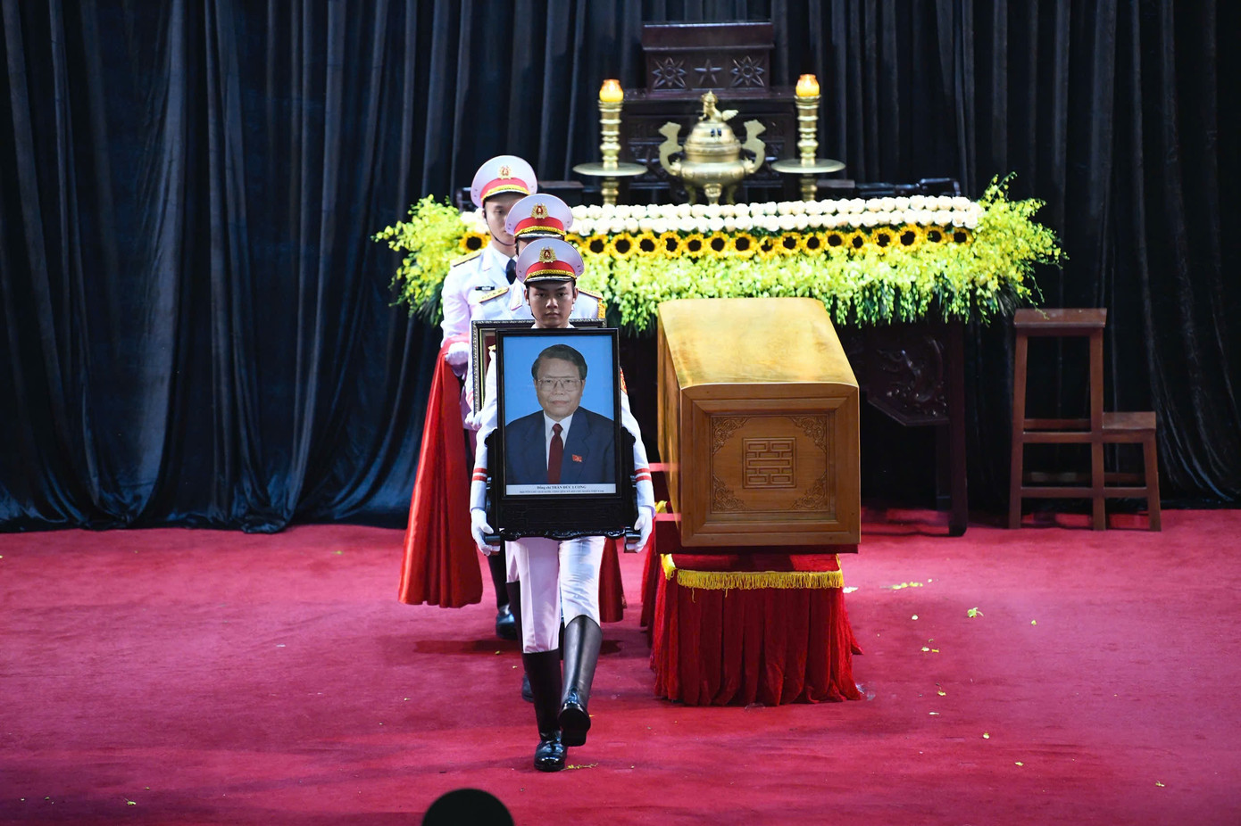 Đưa linh cữu nguyên Chủ tịch nước Trần Đức Lương rời Hà Nội về Quảng Ngãi ảnh 24