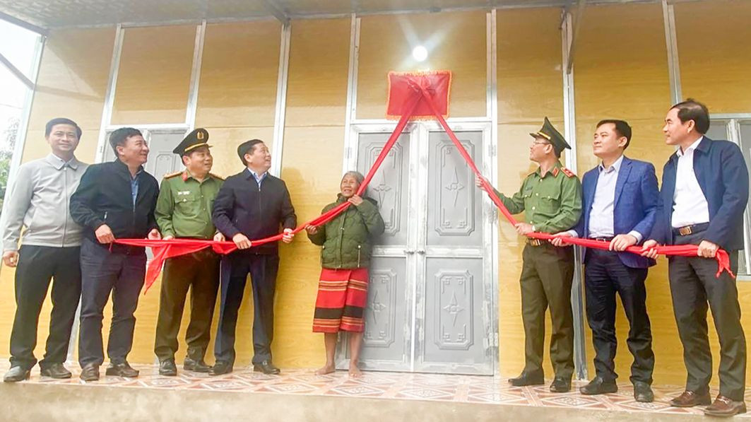 Ban Chỉ đạo xoá nhà tạm, nhà dột nát tỉnh Quảng Trị khánh thành và bàn giao nhà ở cho hộ bà Hồ Thị Lan ở thôn Kỳ Nơi, xã Lìa, huyện miền núi Hướng Hóa