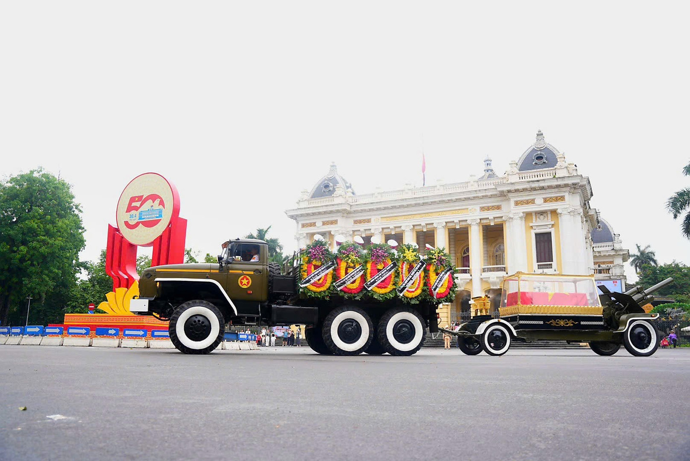 Xe chở linh cữu nguyên Chủ tịch nước Trần Đức Lương đi qua Nhà hát lớn (Hà Nội)